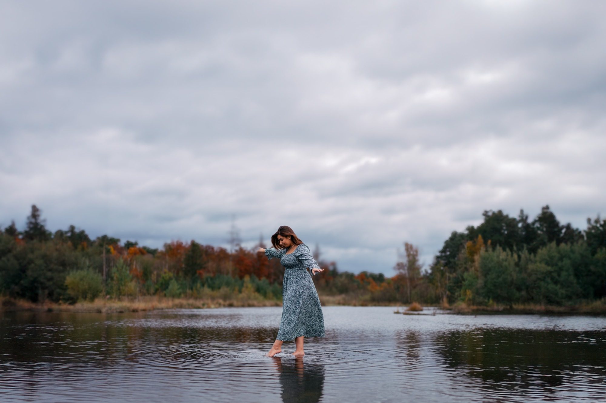 Frau steht auf dem Wasser und lässt sich fotografieren